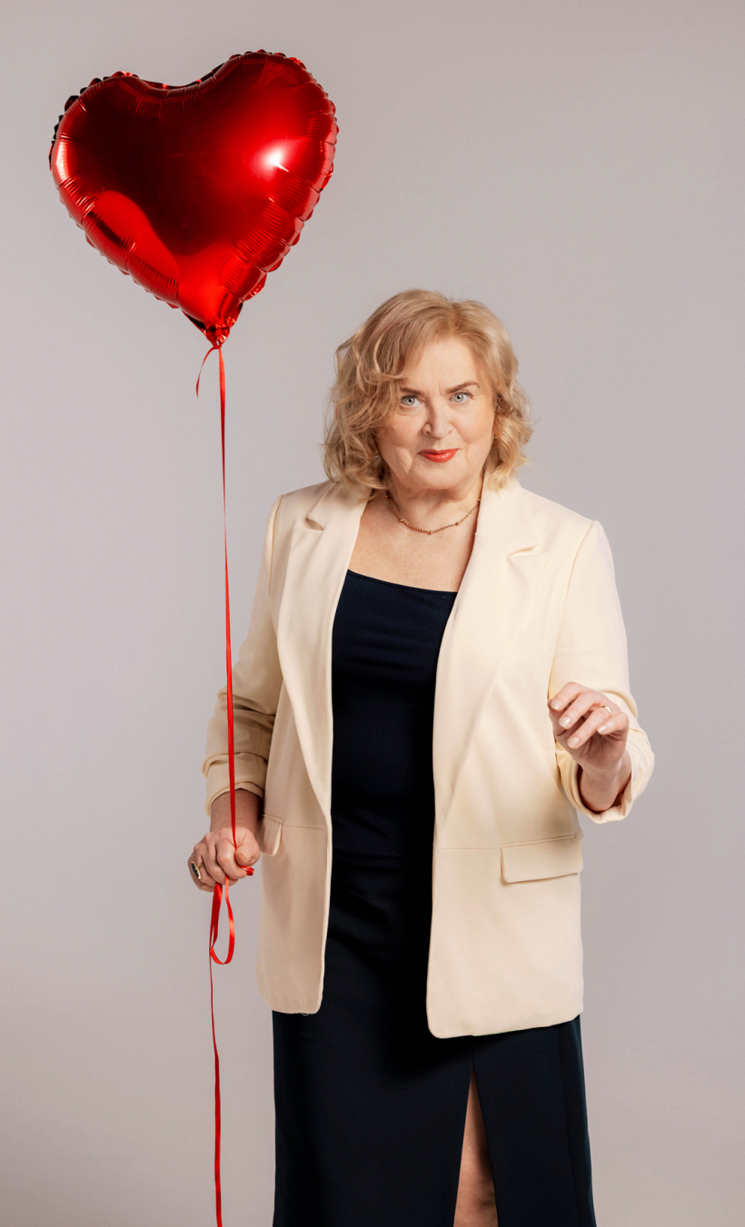 Senioru šova vadītāja Indra Burkovska.