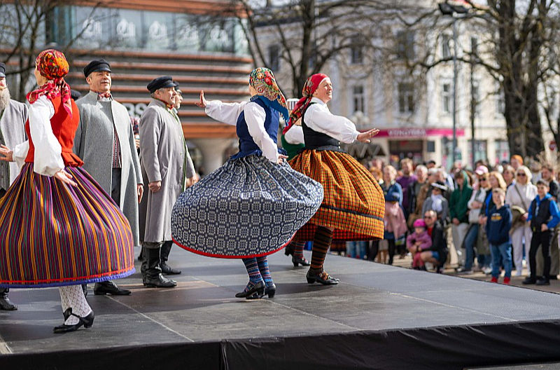 Ne tikai olu ripināšana, bet arī pašdarbnieku priekšnesumi ir tradicionālo latviešu Lieldienu svinēšanas neatņemama daļa.