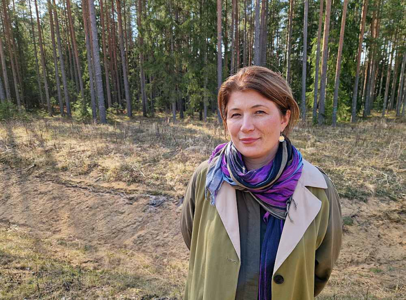 "Nekādas kompensācijas nevar atsvērt mūsu šā brīža dzīvi, kad no rītiem varam klausīties putnu dziesmās un meža šalkoņā. To nav iespējams nopirkt ne par kādu naudu," uzsver "Vāverīšu" iemītniece Guna Grote-Majore, kuras ģimenei nemaz tāda nepienākas, jo īpašumā ir reģistrēta zemnieku saimniecība.