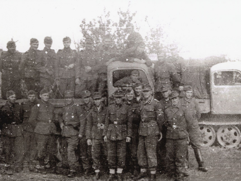 Latviešu leģionāru grupa pie armijas vilcējiem (RSO). Kārlis (garākais) stāv pie vilcēja kabīnes durvīm, 1944. gada 3. jūnijs
