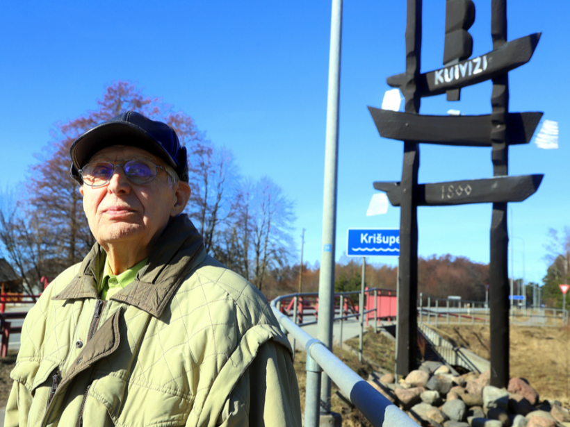 Bijušais zvejas kuģa kapteinis Igors Lubiņš zvejniecībā strādājis jau 50 gadus. Aiz viņa - Kuivižu identitātes zīme, kas atklāta 2002. gadā un kuras autors – tēlnieks Ģirts Burvis.