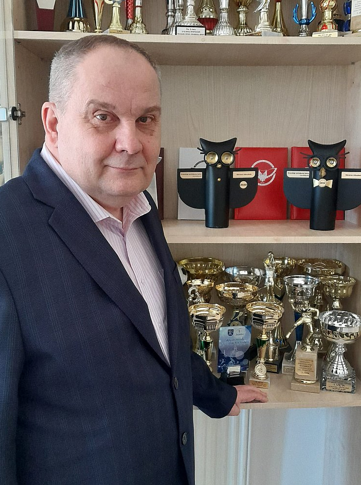 Vidusskolas direktors Edgars Puksts lepojas, ka saglabāts labs izglītības līmenis.