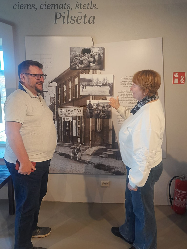 Kārsavas kulturvēstures centra "Līču mājas" vadītāja Inita Jurča iepazīstina ar ekspozīciju poļu profesoru, valodnieku Tomašu Vičerkieviču, kurš lieliski prot latviešu valodu.