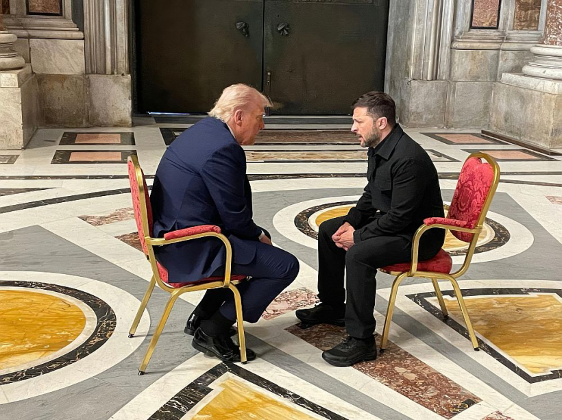 Pirms pāvesta Franciska bēru ceremonijas Svētā Pētera bazilikā sestdien iespēja apspriesties radās ASV prezidentam Donaldam Trampam (no kreisās) un Ukrainas prezidentam Volodimiram Zelenskim.