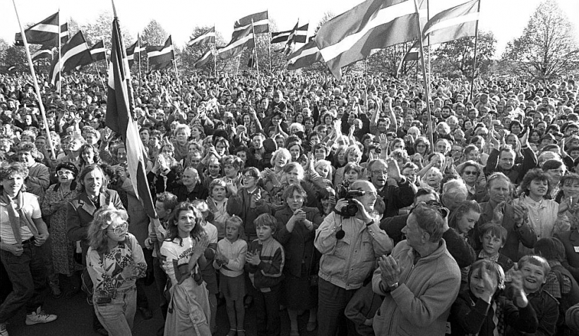 Izstāde “Esam brīvi, neatkarīgi” būs apskatāma Līvu laukumā Rīgā no šodienas līdz 30. maijam. Izstāde dos iespēju iepazīt Latvijas Nacionālā arhīva, kā arī Lietuvas un Igaunijas arhīvu dokumentārās liecības, kurās ne tikai atspoguļoti 1990. gada 4. maija notikumi, bet šis izšķirošais vēstures brīdis skatīts arī citu atmodas notikumu kontekstā. Attēlā: pēc Latvijas PSR Augstākās Padomes deklarācijas “Par Latvijas Republikas neatkarības atjaunošanu” pieņemšanas 1990. gada 4. maijā tūkstošiem cilvēku pulcējās krastmalā.