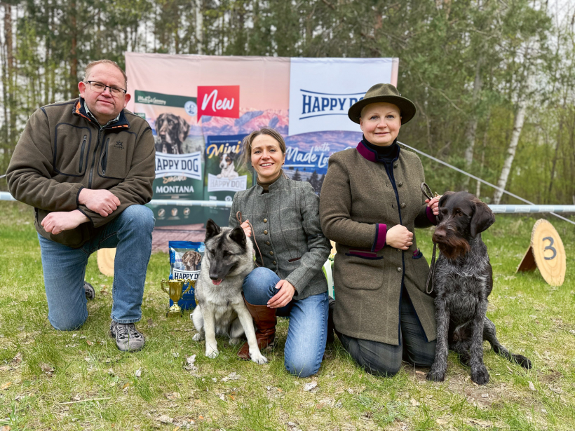Kas ir mednieks bez sava medību suņa? Lai popularizētu medību darba suņus, piedalāmies arī izstādē. Te lieliski rezultāti Latvijas Medību suņu kluba pavasara izstādē. Kopā ar kolēģi Induli Burku un hendleri Alīnu Zavodilovu.
