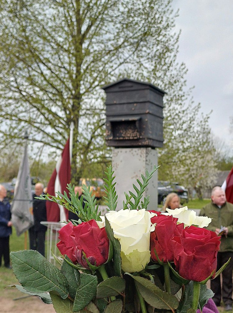 Piemineklis "Latvijas stāvstrops brīvībai" turpmāk būs apskatāms Lestenē pie ieejas memoriālā – vietā, kurā godina Latvijas karavīrus.