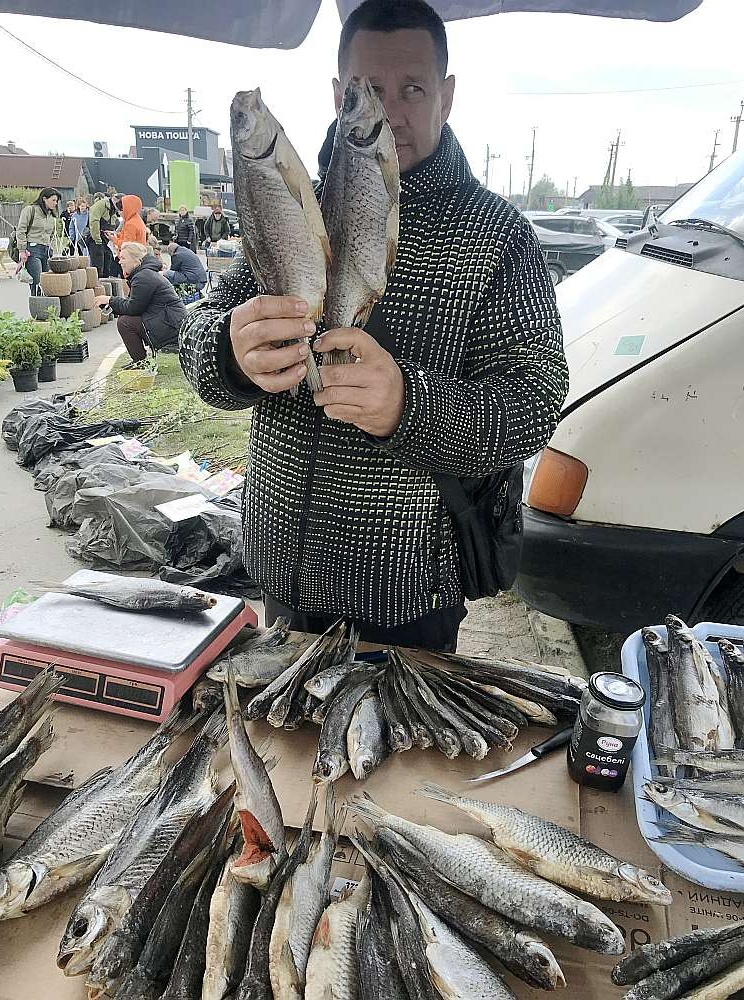 Voblu tirgotājs Bučas tirgū.