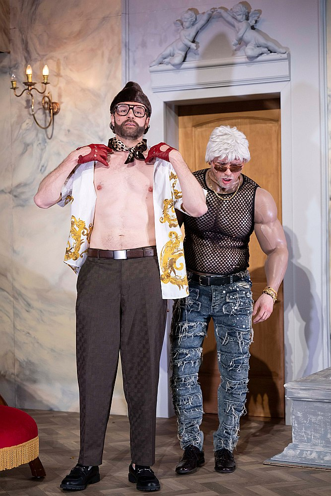 Jevgenijs Proņins (Gajevs, Raņevskas brālis) un Aleksandrs Maļikovs (Firss, sulainis).