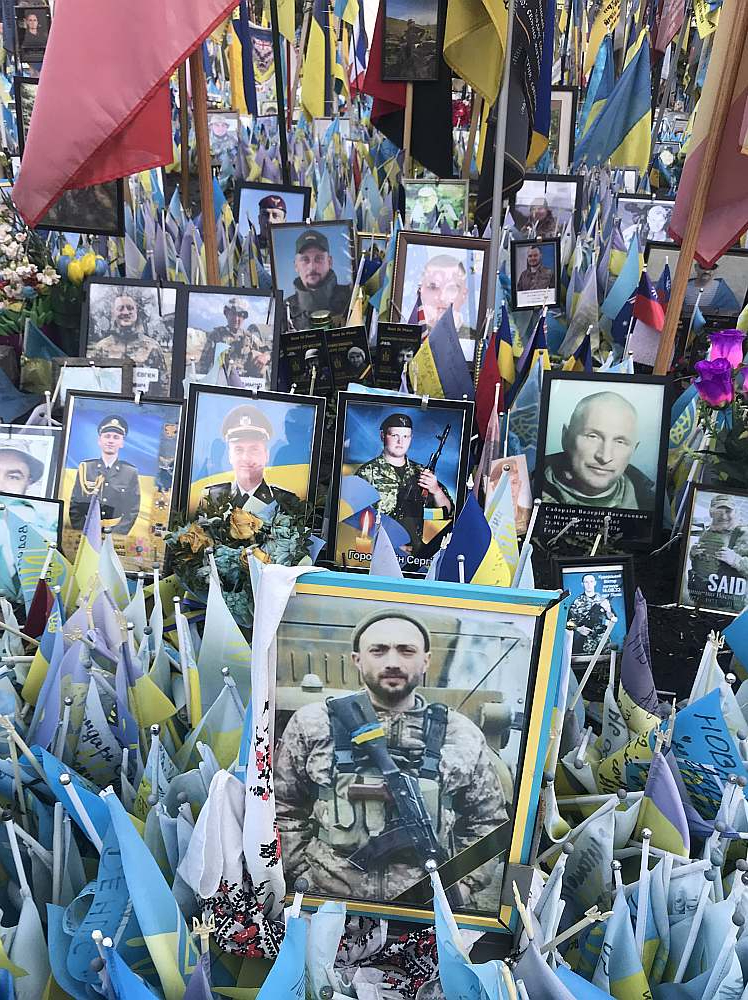 Skats Kijivas centrā pie Neatkarības laukuma – katrs karodziņš par godu kritušam Ukrainas aizstāvim.