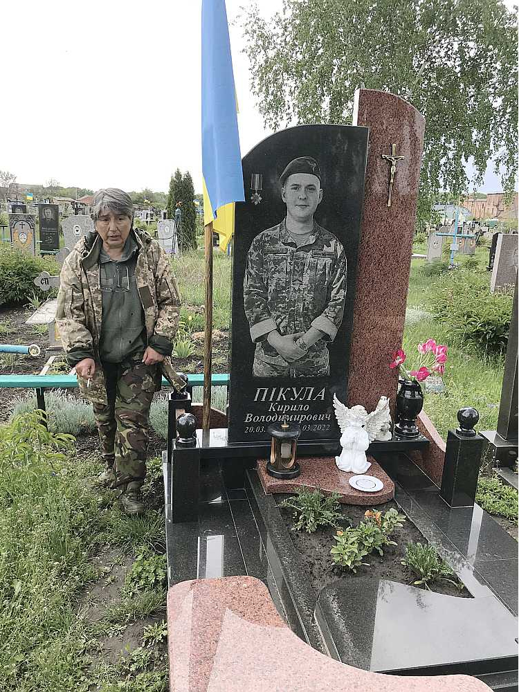 Lilija jeb Pūce pie ukraiņu karavīra kapa.