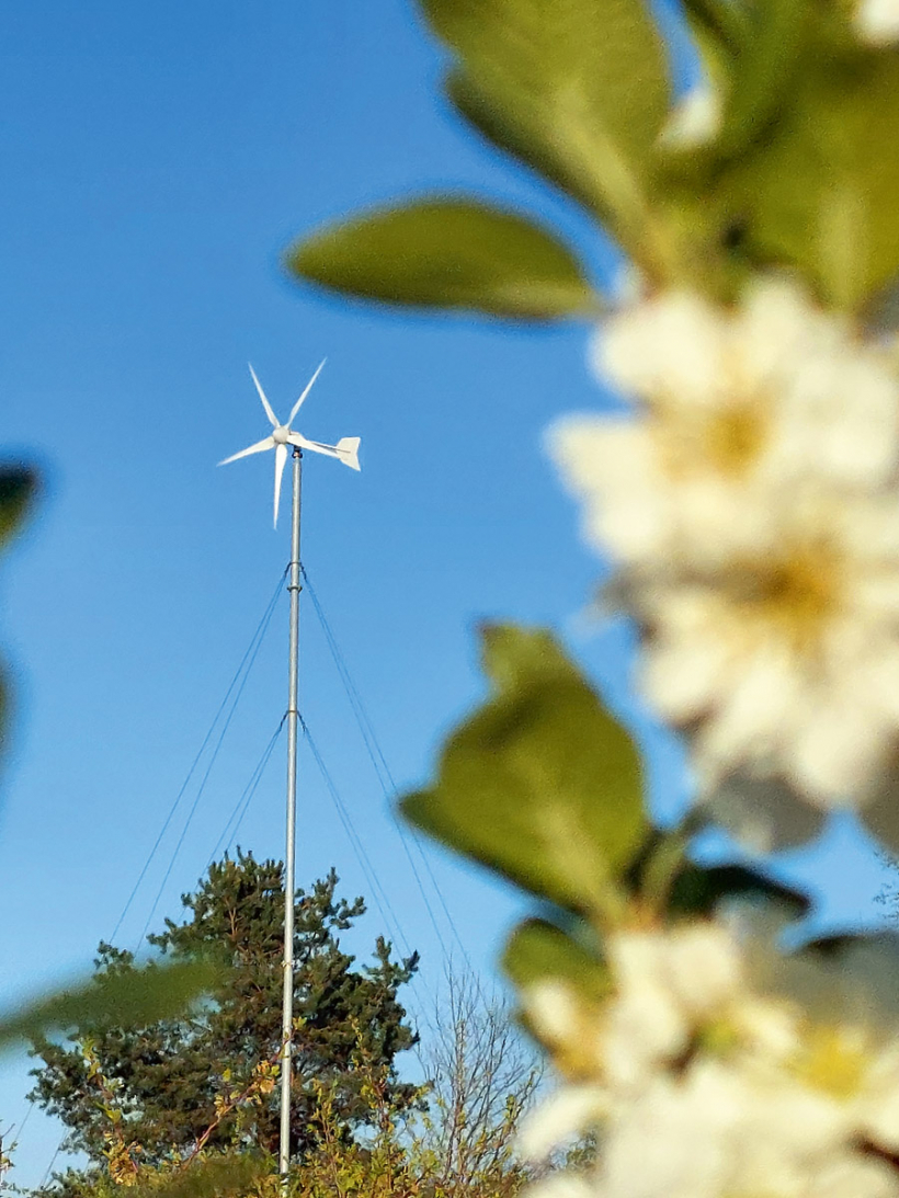Iekārta ar nominālo jaudu 3 kW (maksimālo 3,6 kW) slejas 14 metru augstumā virs paugura un 125 m virs jūras līmeņa.
