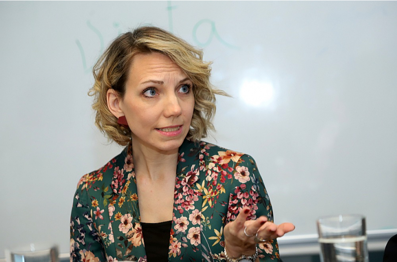 Anita Seļicka: “Eiropas Komisija popularizē, ka ikvienam ir tiesības palikt tajā vietā, kur viņš dzīvo, un varai ir jānodrošina pamatpakalpojum, lai cilvēks nebūtu spiests pārcelties citur.”