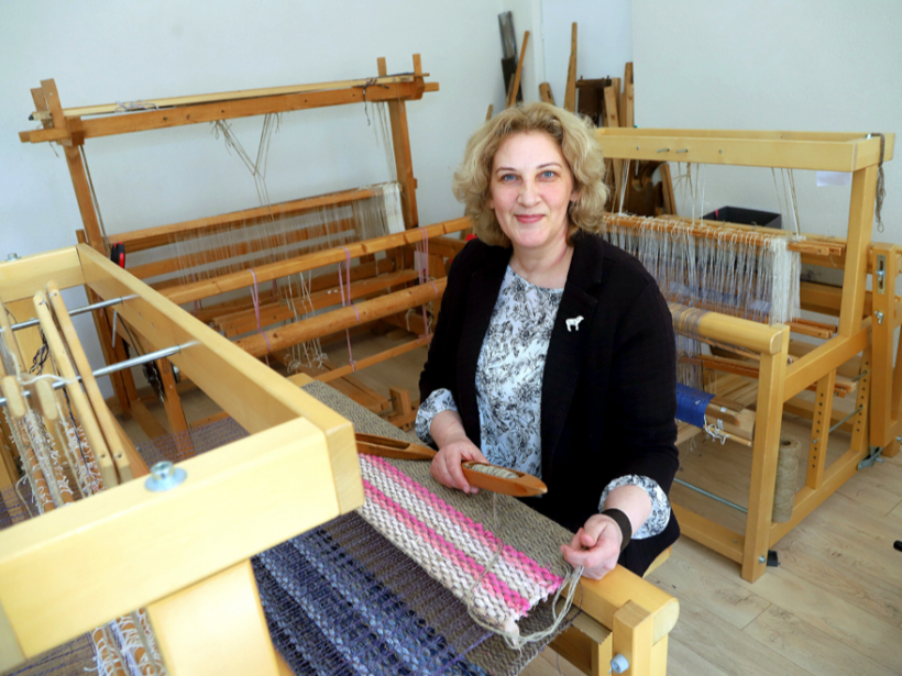 Varakļānu Mūzikas un mākslas skolas direktore Ieva Melne-Mežajeva pati auž un šo amatu nodod saviem audzēkņiem.