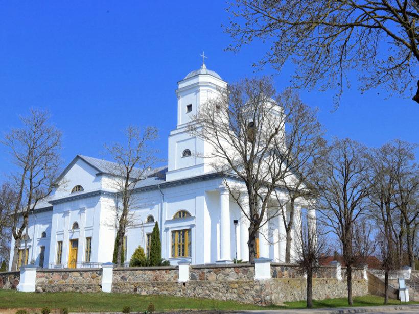 No 1851. līdz 1854. gadam uzcēla Varakļānu Jaunavas Marijas Debesīs uzņemšanas Romas katoļu baznīcu (iesvētīta 1857. gadā). Tā būvēta klasicisma stilā, ar diviem masīviem torņiem un sešām varenām kolonnām pie galvenās ieejas.