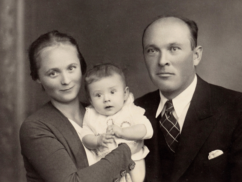 Mazā Astrīda ar mammu Veroniku un tēti Juri, 1941. gads