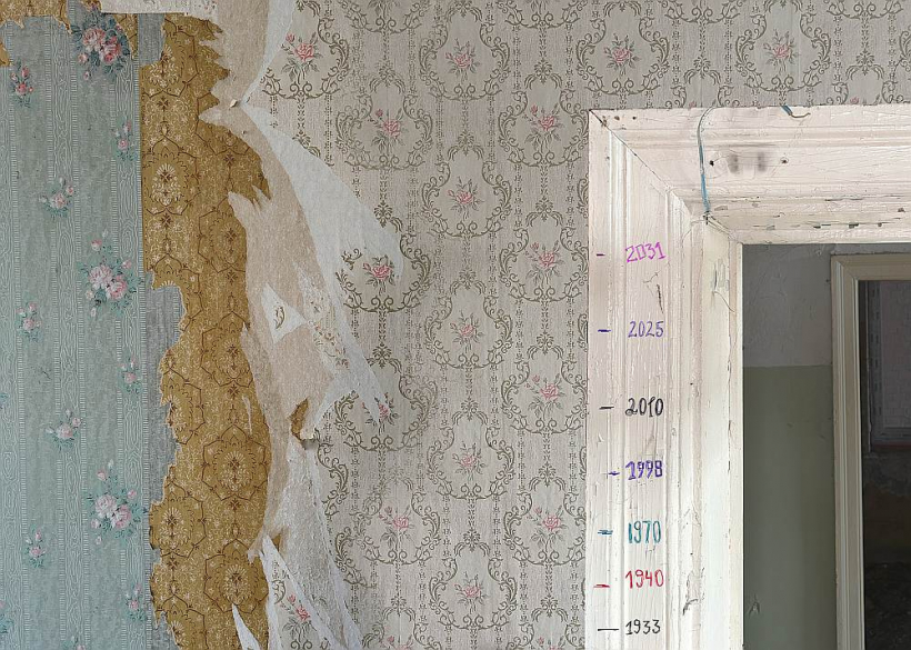 Liepājas teātra izrādes "Dzīvoklis" materiāls tapis, iedvesmojoties no kāda dzīvokļa Liepājā.
