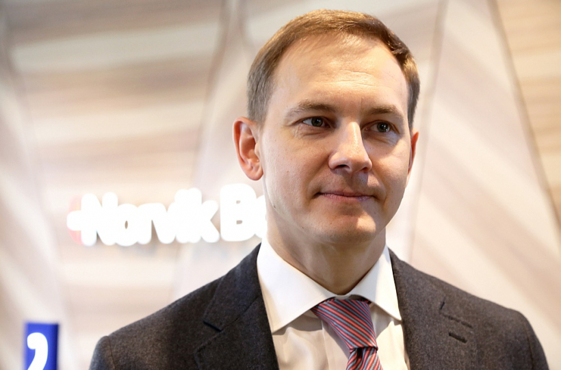 Grigorija Guseļņikova nopirktās "PNB bankas" darbība tika apturēta pēc tam, kad tā tika atzīta par banku "kas ir nonākusi vai nonāks finanšu grūtībās". Tāpat kā "Latvijas Krājbankā", arī šeit pie bankas durvīm stāvēja sašutušo pensionāru rindas, jo Latvijas Pensionāru federācijas toreizējā vadība bija iesaistījusies bankas mārketinga aktivitātēs un aicinājusi pensionārus noguldīt līdzekļus tieši šajā šeit. Tiesāšanās par to, kurš vainīgs, vēl turpinās.