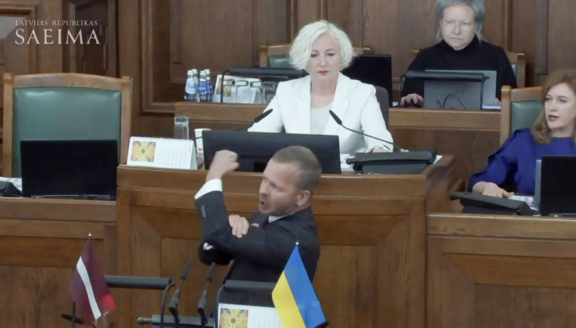 Aleksejs Rosļikovs Saeimā rāda nepieklājīgu žestu visiem latviešiem.