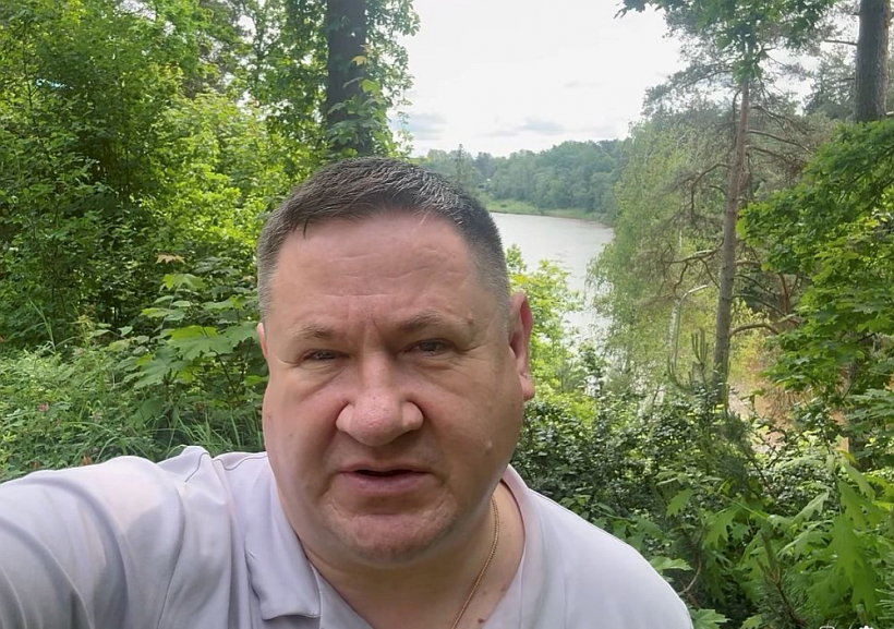Ogres novadā no 44 534 balsstiesīgajiem pavisam balsoja 22 739 (51,06%) pilsoņi. Par Nacionālās apvienības/ZZS/LZP sarakstu šogad nobalsoja 10 477 (46,09%). Šā saraksta pirmajam numuram – Ogres novada domes priekšsēdētājam Egilam Helmanim – vēlētāji atzīmējuši 6359 par, 1029 – pret. Daudzi sociālo tīklu lietotāji izrādījuši interesi, kādu ietekmi uz rezultātu varētu būt atstājusi Latvijas sabiedrisko mediju īpašā pievēršanās Ogrei pirms vēlēšanām. Vērtējumam – 2021. gada pašvaldību vēlēšanās minētais saraksts ieguva 8450 (48,94%) balsis, bet E. Helmanim plusiņu un svītrojumu attiecība pirms četriem gadiem bija – par 5135, pret 356. Tātad – šogad tieši Helmanim piekritēju vēl vairāk. Attēlā – Egils Helmanis nākamajā dienā pēc vēlēšanām feisbukā publicētajā videoierakstā pateicās saviem vēlētājiem un solīja pildīt dotos solījumus.