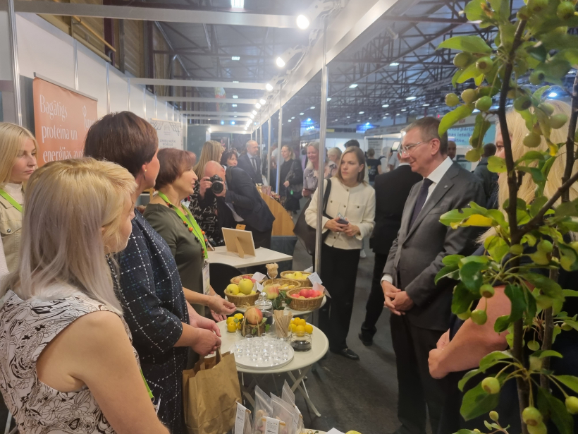 Valsts prezidents Edgars Rinkevičs apmeklē Inovāciju stendu izstādē "Riga Food".