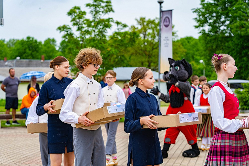 Sūtījums tūlīt būs ceļā uz Rīgu! Balvu skolēni ar apgleznoto pērļu kastēm.
