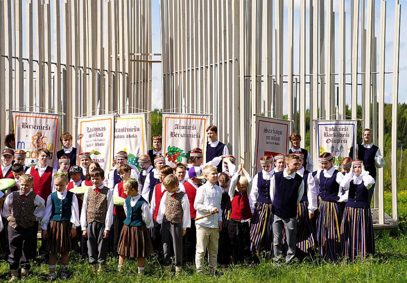 "Savīšanās ceļš" pulcēja arī Madonas skolēnus un svētku organizatorus.