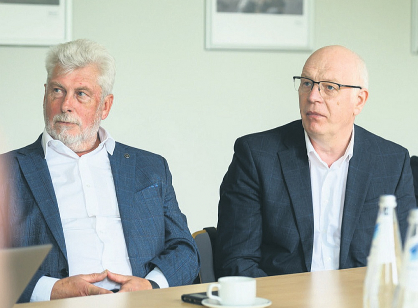 Par reālo situāciju vietējā aizsardzības industrijā un nepieciešamajām izmaiņām visaktīvāk diskutēja LTRK padomes loceklis, SIA "Dati Group" valdes loceklis Aldis Gulbis (no labās) un akciju sabiedrības "Energofirma Jauda" komercdirektors, biedrības "Mašīnbūves un metālapstrādes rūpniecības asociācija" padomes priekšsēdētājs Ivars Eniņš.