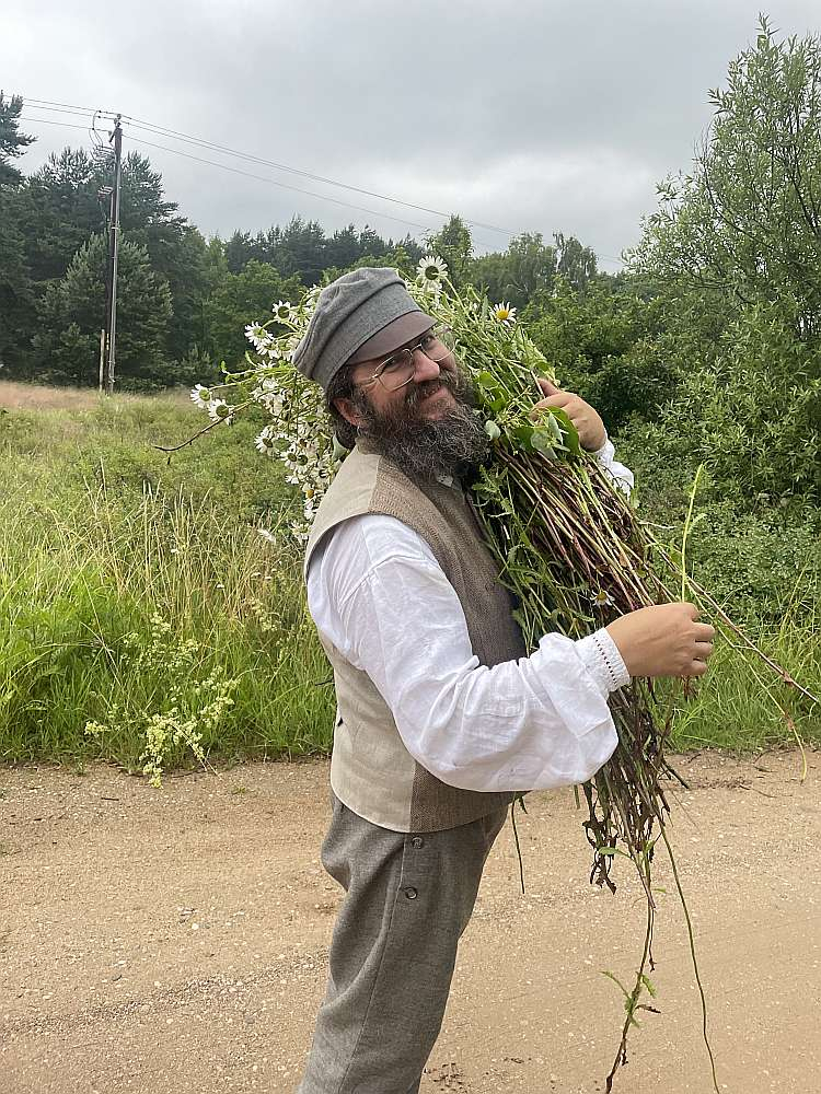 Zigmārs Miemis ir zvejnieku sētas "Vītolnieki" pārzinis. Šeit – pērnajos saulgriežos, nesot jāņuzāles, lai rotātu sētu.