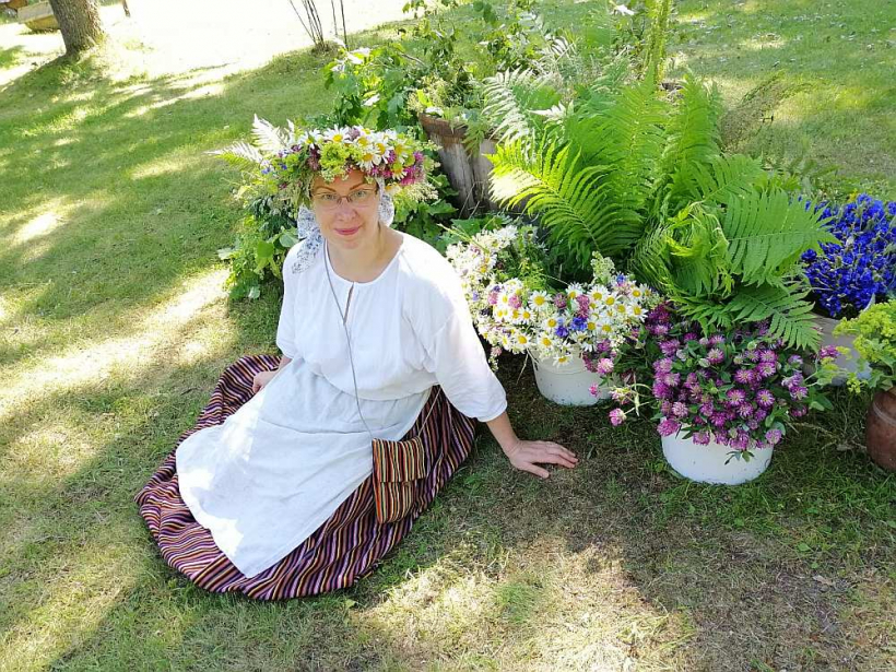 Latvijas Etnogrāfiskā brīvdabas muzeja pedagoģe Ieva Bērziņa zina stāstīt par Jāņu tradīciju nozīmi: kāpēc pinam vainagus, ēdam sieru un kurinām ugunskuru.