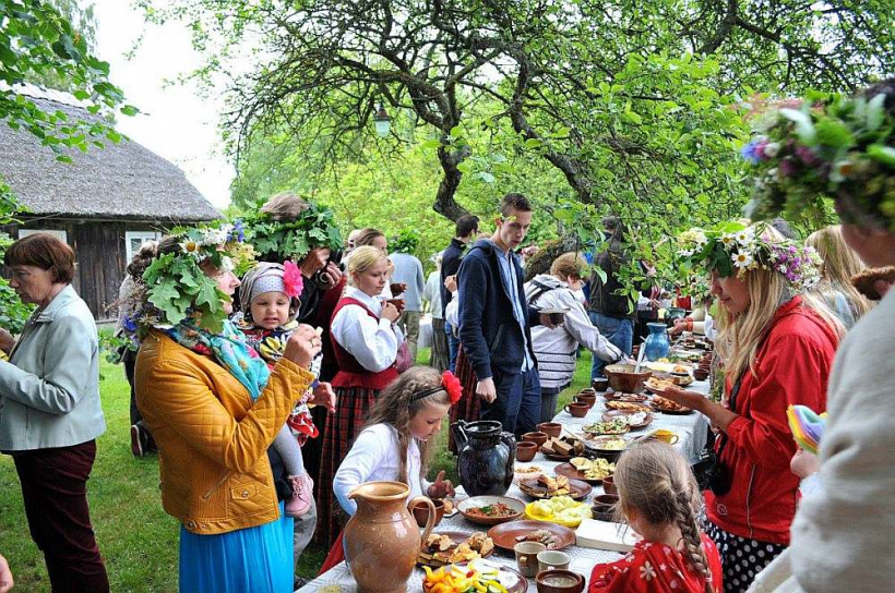 "Vītolniekos" Jāņu svinēšanas tradīcija aizsākusies jau pirms vairāk nekā 15 gadiem. Līdzīgi kā senatnē, arī mūsdienās saulgrieži tiek svinēti pie lielā saimes galda, dziedot dziesmas un ejot rotaļās.