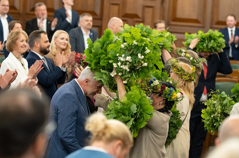 Saeimā vakar tradicionāli notika arī Jāņu ielīgošanas pasākums, kad īpaši tika sveikti deputāti Jāņi un Līgas.