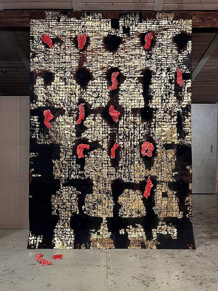 Jānis Jākobsons. "Kolekcija". 1989–2024. Papīrs, akrils, tekstils, āda, metāla kniedes, PLA plastmasa, alumīnija folija. Darbs izstādē eksponēts, pateicoties māksliniekam.
