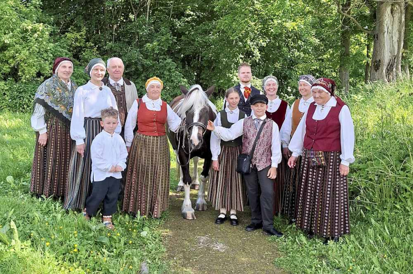 Folkloras kopa "Dimzēns" visā krāšņumā. Kreisajā pusē – visjaunākais dalībnieks Toms, pirmā no labās – kopas vecākā dalībniece Rita Veidemane, kurai rudenī būs 89 gadi.