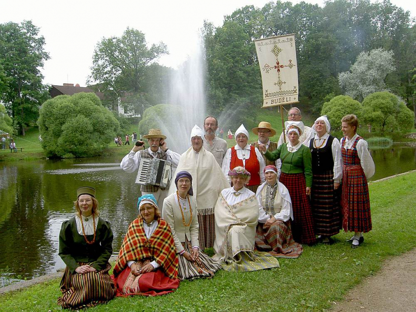 Tautas tradīciju kopa "Budēļi" šodien ies gājienā kopā ar pārējām Rīgas kopām, piedalīsies atklāšanas koncertā un citos notikumos.