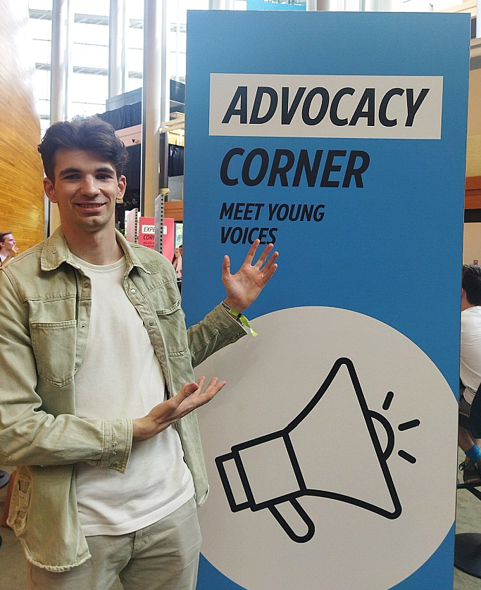 "Pēcpusdienā pārcēlos uz "Advocacy Corner", konsultēju citus nevalstisko organizāciju vadītājus," par savu aktīvo līdzdalību Eiropas Jauniešu dienu pasākumos stāsta Latvijas jaunatnes organizācijas "Klubs "Māja"" vadītājs Dāniels Liecis.