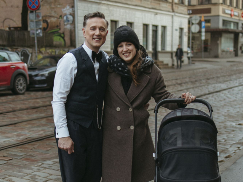 Ar meitu Lindu Rutuli – Treimani un mazmeitu Otīliju ratiņos.