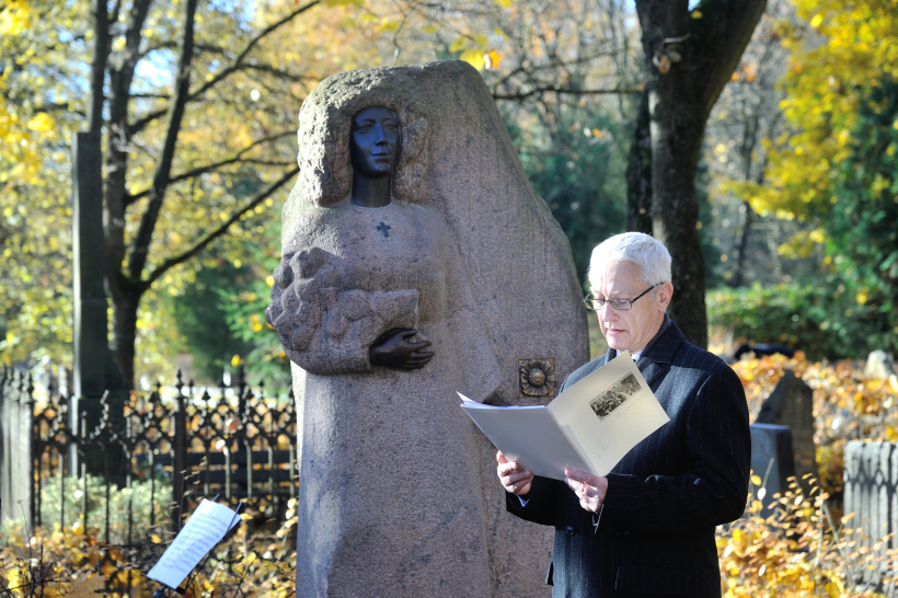 Itai Marijai Kozakevičai veltītā piemiņas brīdī Miķeļa kapos 2015. gada 28. oktobrī.