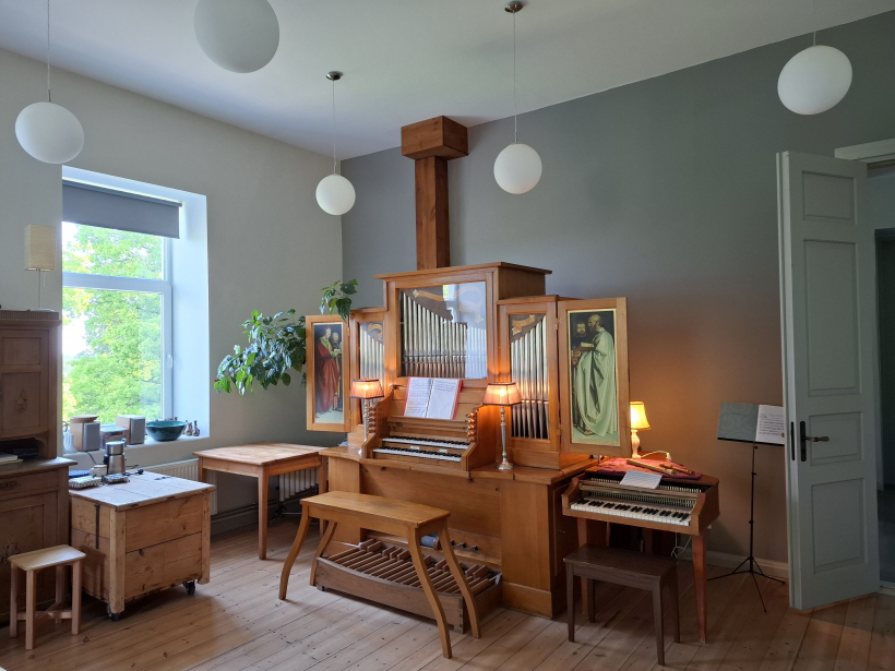 Elektriskās ērģeles Ozolu skolā ir lielākais Jāņa Lūsēna instruments. Tās atceļojušas no Baldones luterāņu dievnama, kur bijušas par mazām, bet te tās ir īsts dārgums.