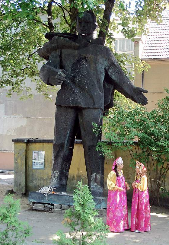 Imanta Sudmaļa monuments Liepājas muzeja dārzā 2007. gadā.
