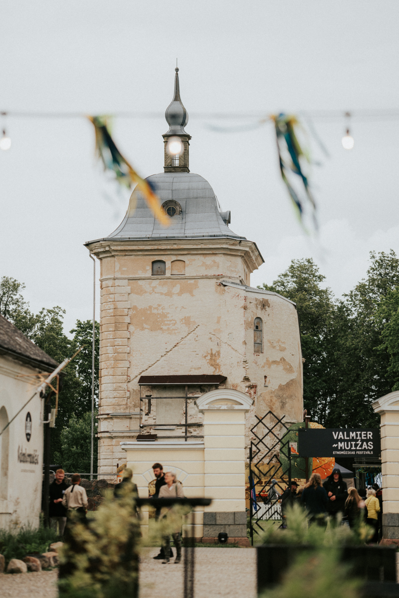 Aizvadīts Valmiermuižas etnomūzikas festivāls.