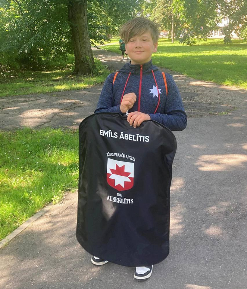 Emīls Ābelītis Rīgas Franču liceja tautas deju kolektīva "Auseklītis" sastāvā šajos svētkos piedalīsies septiņos koncertos.