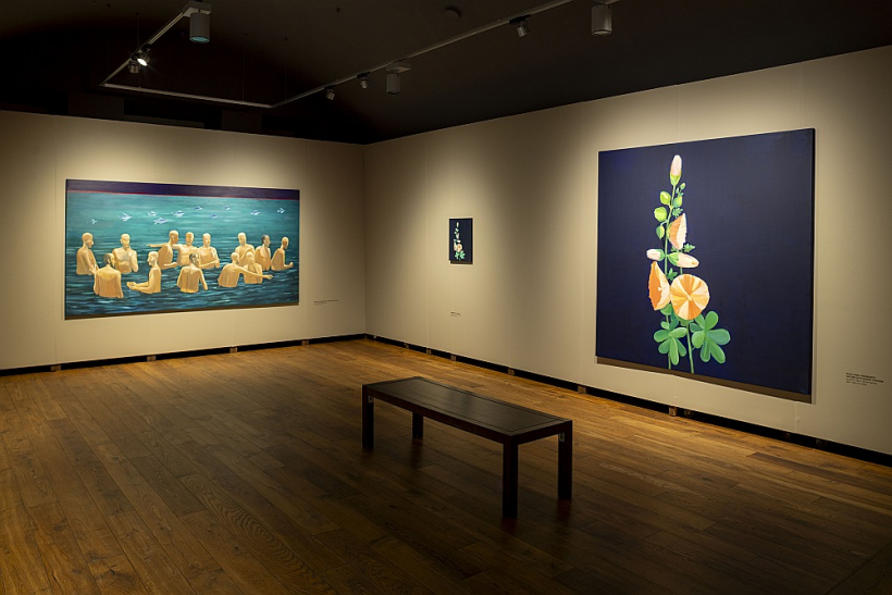 No kreisās: "Sapulce. Sarkanā līnija". Audekls, eļļa. 150 x 200 cm, 2025; No labās: "Kāršrozīte". Audekls, eļļa. 50 x 40 cm, 2025.