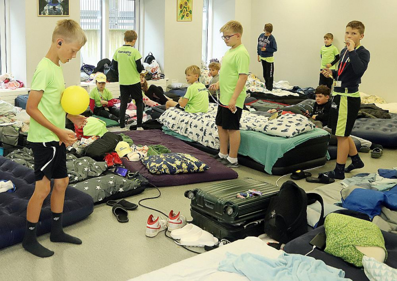 Tikko modušies Valmieras Pārgaujas sākumskolas deju kolektīva "Sienāzīši" dalībnieki.