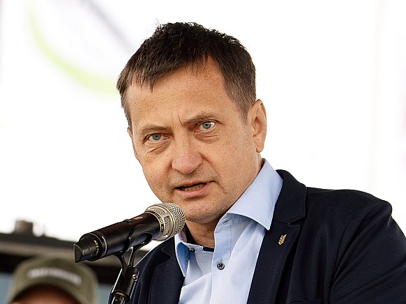 "Zemkopības ministrija, protams, pildīs EP un Eiropas Komisijas pieņemtos lēmumus, bet pa priekšu, kā dažkārt noticis līdz šim, gan neskriesim," saka zemkopības ministrs Armands Krauze.