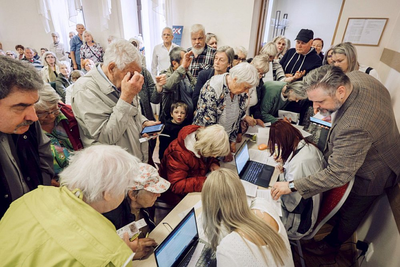 Pirmās biedrības "Tiesiskums.lv" sanāksmes, aicinot iedzīvotājus pievienoties prasībai pret valsti atmaksāt OIK, izpelnījušās milzīgu iedzīvotāju interesi. Attēlā – sanāksme Liepājas Latviešu biedrības namā 5. jūlijā.