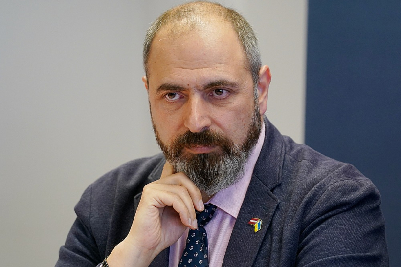 Āris Dzērvāns: "Ceturtdienas pieredze rāda, ka ne visas mobilo sakaru bāzes stacijas nostrādāja, jo bija gadījumi, kad viens cilvēks paziņojumu saņēma, bet līdzās stāvošs cilvēks, kam ir cits mobilo sakaru operators, paziņojumu nesaņēma. Šobrīd kopā ar operatoriem strādājam, lai saprastu, kur ir problēma."