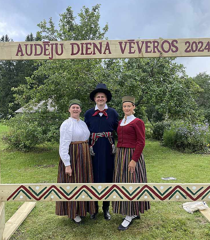 "Vēveru dienu Vēveros" organizatore Anda Skuja uzsver, ka šis pasākums kalpo kā platforma audējiem – vieta, kur satikties, dalīties pieredzē un kopīgi rūpēties par aušanas tradīciju saglabāšanu un pārmantojamību. No kreisās: Anda Skuja un pasākuma vadītāji Indriķis Putniņš un Linda Ķaukule.