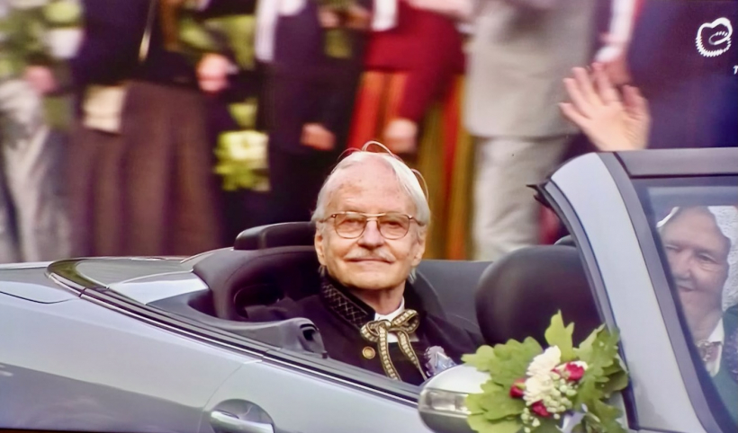 Ojārs Lamass svētku gājienā brauca ar vienu no kabrioletiem.
