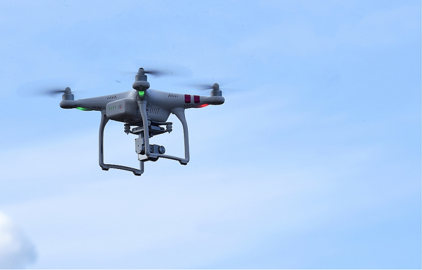 FPV drons, kas var lidot taisnā līnijā, ātri noķers savu izvēlēto mērķi.